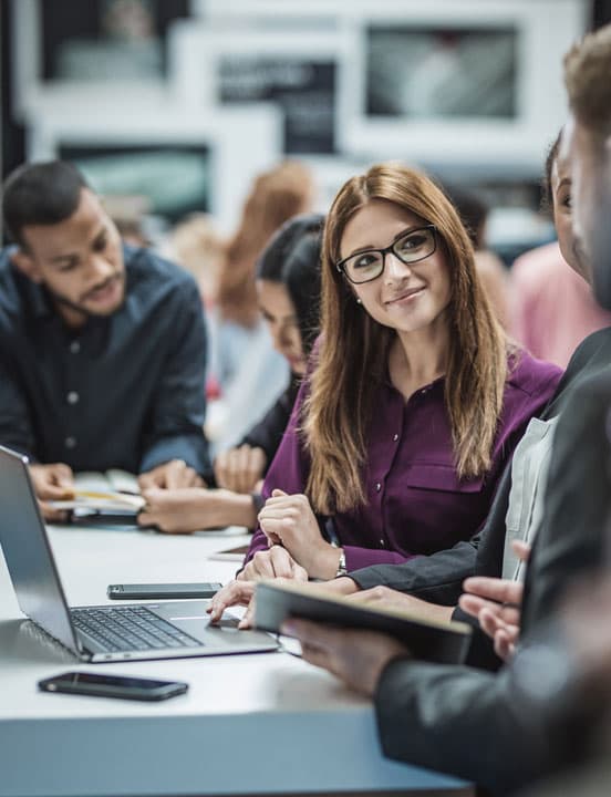 woman recieving support from microsoft 365